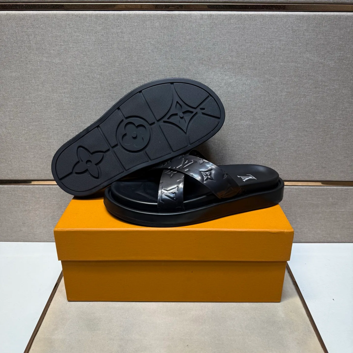 ⬛️Men's shoes 💰p400 [LV～] Men's casual slippers 2025z cabinet sales simultaneously 🔶Size: 39-44#️⃣ 🔷2 colors🔜The upper is made of cowhide stitching➕Genuine leather lining, comfortable and breathable, sole: original comfortable and wear-resistant outsole, ⚠️Real 📱Photographed🎬The real thing is better📢📢📢